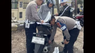 Pengendara Motor Gigit Knalpot Saat Razia Polisi Cianjur Karena Kebisingan
