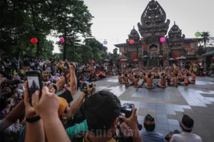 Pengunjung Asal Tangerang Relakan Perjalanan ke TMII demi Menyaksikan Tari Kecak