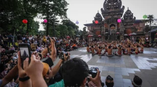Pengunjung Asal Tangerang Relakan Perjalanan ke TMII demi Menyaksikan Tari Kecak