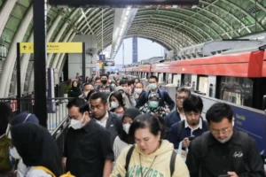 Penurunan 10 Persen Penumpang LRT Jabodebek pada Hari Pertama Kerja Dari Rumah PNS