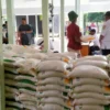 Penyaluran Bantuan Pangan di Ledokombo: Desa Slateng Selesai, Lembengan Ditunda demi Jaga Kualitas Beras