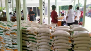 Penyaluran Bantuan Pangan di Ledokombo: Desa Slateng Selesai, Lembengan Ditunda demi Jaga Kualitas Beras