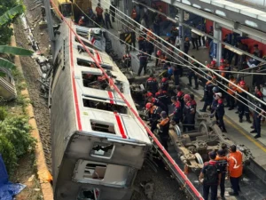 Pimpinan Komisi V Soroti Tabrakan KA KRL di Bekasi: Sinyal atau Human Error?
