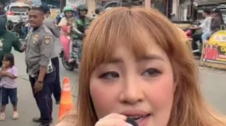 Pinkan Mambo Raup Rp 26 Juta per Siaran Live TikTok di Pinggir Jalan