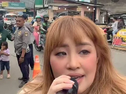 Pinkan Mambo Raup Rp 26 Juta per Siaran Live TikTok di Pinggir Jalan