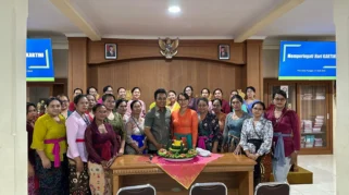 PKK Desa Lebakrejo Rayakan Hari Kartini dengan Kegiatan Tukar Kado