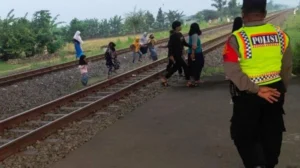 Polisi Bongkar Pesta Sabu di Pinggir Rel Kereta Tanah Abang, 9 Orang Diamankan