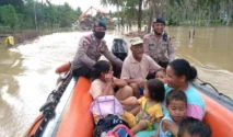 Polisi Brimob Evakuasi Warga Terendam di Pamulang dengan Perahu Karet