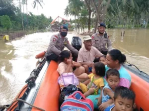Polisi Brimob Evakuasi Warga Terendam di Pamulang dengan Perahu Karet