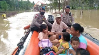 Polisi Brimob Evakuasi Warga Terendam di Pamulang dengan Perahu Karet