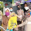 Polisi Gelar Patroli Sembari Berbagi Sembako di Desa Kayumas, Situbondo