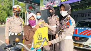 Polisi Gelar Patroli Sembari Berbagi Sembako di Desa Kayumas, Situbondo