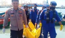 Polisi Gresik Evakuasi Jasad Pria Lansia Ditemukan di Dermaga Pelabuhan Petrokimia