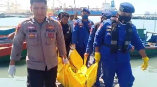 Polisi Gresik Evakuasi Jasad Pria Lansia Ditemukan di Dermaga Pelabuhan Petrokimia