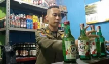 Polisi Razia Miras Ilegal di Klapanunggal, Bogor, Sita 13 Botol