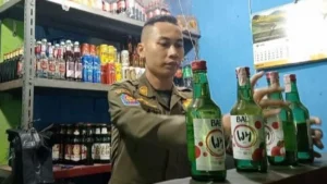 Polisi Razia Miras Ilegal di Klapanunggal, Bogor, Sita 13 Botol