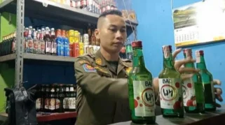 Polisi Razia Miras Ilegal di Klapanunggal, Bogor, Sita 13 Botol