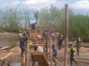Polres Situbondo Bangun Jembatan Gotong Royong di Desa Kembangsari