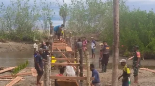 Polres Situbondo Bangun Jembatan Gotong Royong di Desa Kembangsari