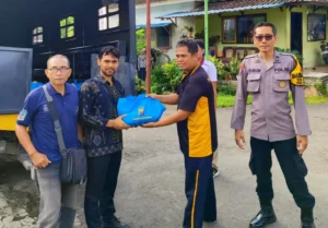 Polsek Genteng Distribusikan Paket Sembako untuk Warga Tidak Mampu di Banyuwangi