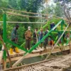 Polsek Sempu dan Warga Gotong Royong Bangun Jembatan Merah Putih di Gendoh