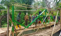 Polsek Sempu dan Warga Gotong Royong Bangun Jembatan Merah Putih di Gendoh