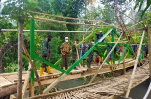 Polsek Sempu dan Warga Gotong Royong Bangun Jembatan Merah Putih di Gendoh