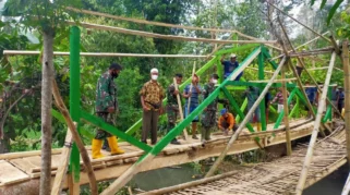Polsek Sempu dan Warga Gotong Royong Bangun Jembatan Merah Putih di Gendoh