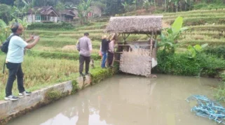 Polsek Srono Evakuasi ODGJ dari Gubuk Sawah Usai Laporan DM Instagram