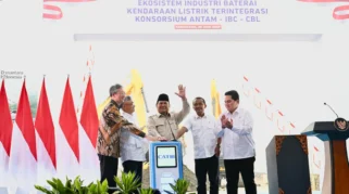 Prabowo Resmikan Pabrik Kendaraan Listrik Bakrie di Kawasan Industri Jatake, Surabaya