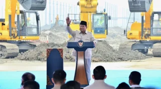 Prabowo Sindir Aburizal Bakrie Saat Peresmian Pabrik Kendaraan Listrik, Sementara Presiden Lantik Dubes Oman‑Yaman