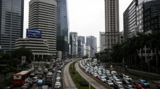 Prajurit TNI Bantu Pengguna Jalan di Macet Panjang Ketapang dengan Air dan Roti