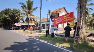 Puluhan Spanduk Tolak Kuliner Nonhalal di Parangjoro Sukoharjo Memicu Protes Warga