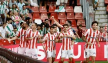 Racing Santander Menang 3-1 atas Sporting Gijón, Villalibre Ganda, dan Insiden Insult Pelatih