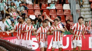 Racing Santander Menang 3-1 atas Sporting Gijón, Villalibre Ganda, dan Insiden Insult Pelatih
