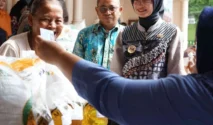 Ratusan Ribu Warga Jombang Terima Bantuan Beras dan Minyak Goreng