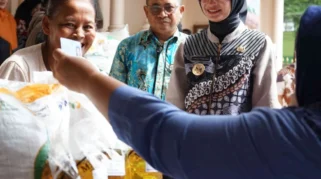 Ratusan Ribu Warga Jombang Terima Bantuan Beras dan Minyak Goreng