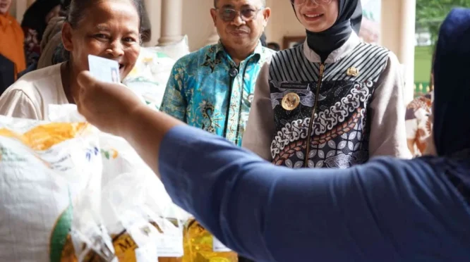 Ratusan Ribu Warga Jombang Terima Bantuan Beras dan Minyak Goreng