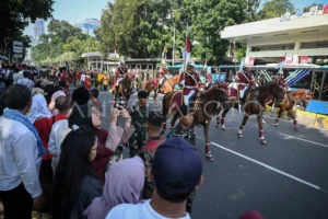 Ribuan Warga Ikuti Kirab HUT ke-80 Sultan HB X, 80 Gerobak Angkringan Gratis Disajikan