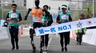 Robot Humanoid Memimpin Half Marathon di Beijing, Mengalahkan 12.000 Pelari Manusia