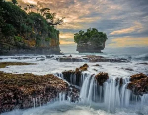 Rute Hiking Menuju Bukit Pandang Pantai Sawarna Srikandi: Jalur Utama dan Alternatif