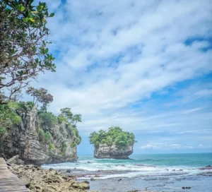 Rute Trekking Utama ke Pantai Karang Bokor