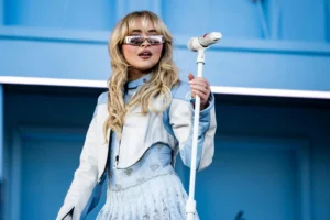Sabrina Carpenter Buka Coachella 2026 dengan Penampilan Spektakuler, Namun Kontroversi Yodel Menggeladak