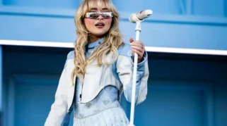 Sabrina Carpenter Buka Coachella 2026 dengan Penampilan Spektakuler, Namun Kontroversi Yodel Menggeladak
