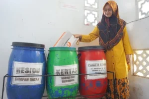 Santri Al-Anwar 3 Ubah Sampah Menjadi Produk Daur Ulang di Banyuwangi