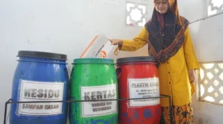 Santri Al-Anwar 3 Ubah Sampah Menjadi Produk Daur Ulang di Banyuwangi