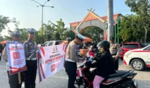 Satlantas Banyuwangi Bagikan Makan Siang untuk Pengendara Tersangkut di Kemacetan Ketapang
