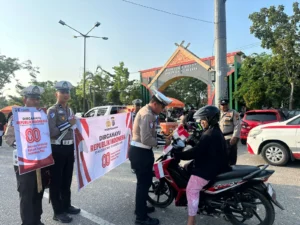 Satlantas Banyuwangi Bagikan Makan Siang untuk Pengendara Tersangkut di Kemacetan Ketapang