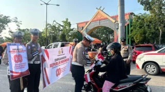 Satlantas Banyuwangi Bagikan Makan Siang untuk Pengendara Tersangkut di Kemacetan Ketapang