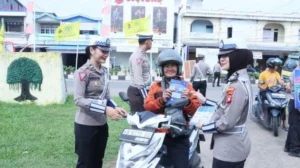 Satlantas Polresta Banyuwangi Bagikan Makan Siang dan Edukasi Keselamatan di Jalan Ketapang